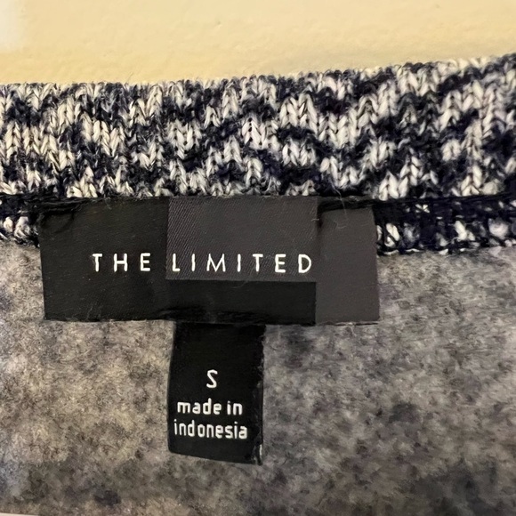 2/$25 The Limited - Pullover Sweatshirt - Picture 6 of 7